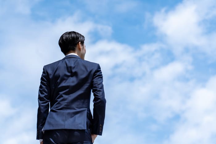空を見上げる男性
