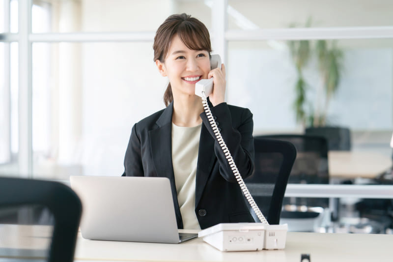 電話で話す女性