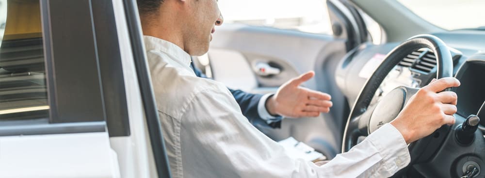 運転席に座る男性へ説明