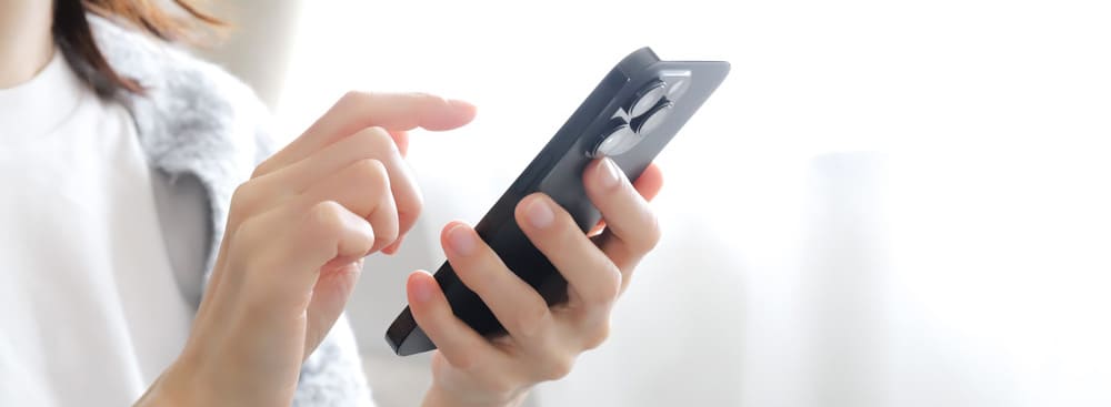 スマートフォンを操作