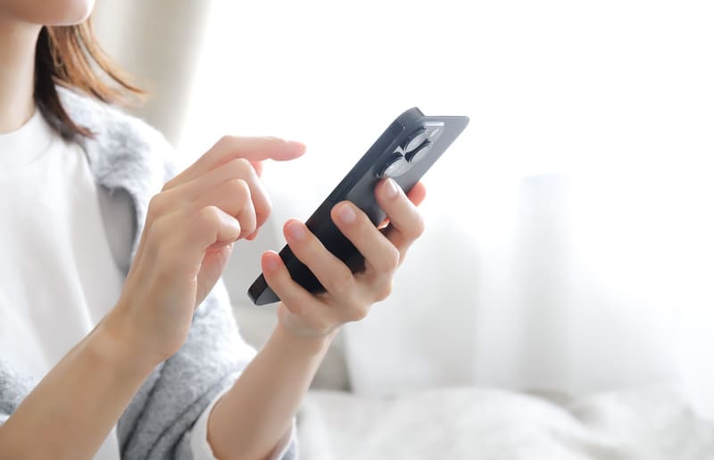 スマートフォンを操作