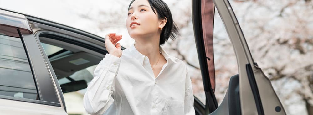 車から降りる女性
