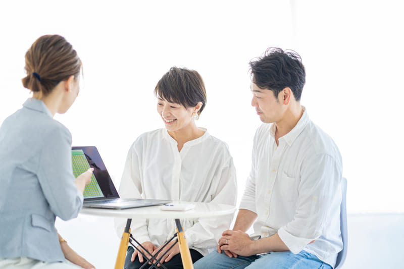 資料を見せながら説明する店員