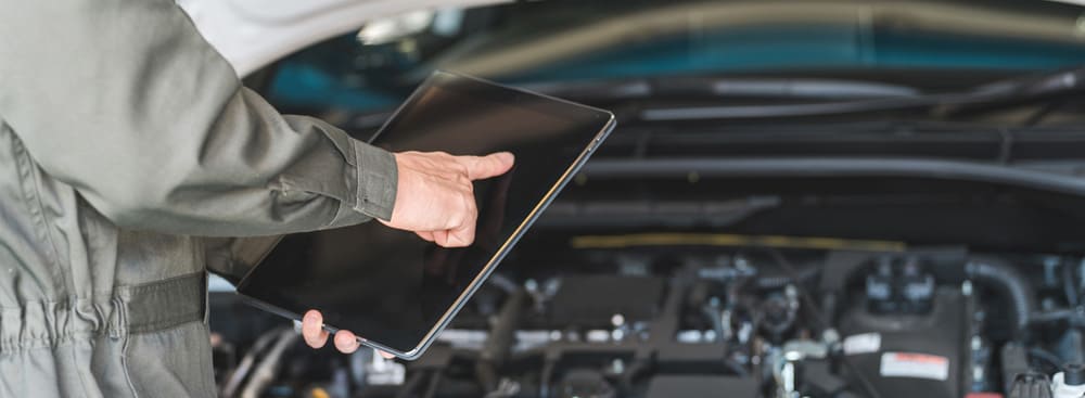 タブレットを見ながら車体を確認